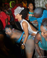 组图：蕾哈娜与乡亲们狂欢 豪放趴地玩小狗式