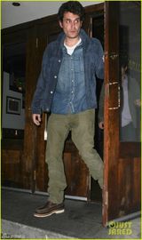 组图：凯蒂佩里透视绿裙与男友约翰梅尔约会