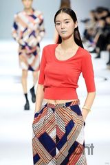 组图：孔孝真CL等助阵时装周 李秀赫亮相T台