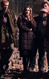 高清图：朱莉现身匈牙利 皮特贴身随行蜜吻秀恩爱