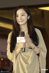 组图：杨幂亮相北京签唱与歌迷互动显疲惫