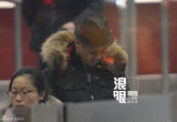 独家：王学兵喜得子回京 机场借打火机坐豪车
