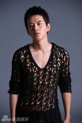 组图：黄明写真露肉秀胸肌 目光深邃展熟男魅力