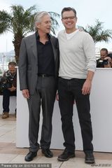 组图：《烛台背后》道格拉斯携手马特达蒙亮相