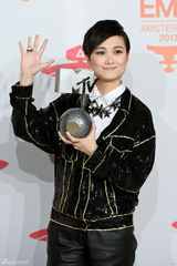 组图：李宇春夺EMA大奖返京 口罩遮面粉丝送花