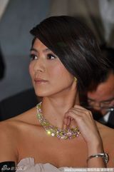 组图：杨采妮白裙亮相露香肩 秀珠宝高贵典雅