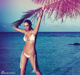 组图：抖奶超模性感比基尼照曝光 巨波呼之欲出