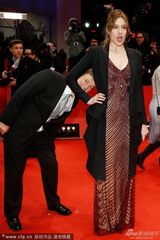 组图：评委格蕾塔-葛韦格性感深V裙遭恶搞