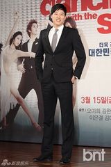 组图：韩国打造《舞林大道》 金圭丽裸背霏优雅