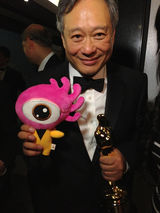 组图：奥斯卡后台海瑟薇圆梦落泪 李安拜年