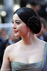 幻灯图：范冰冰亮相戛纳闭幕红毯 长裙显优雅性感