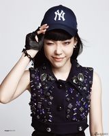 组图：吴莫愁再登封面成时尚新宠 展魅惑笑容