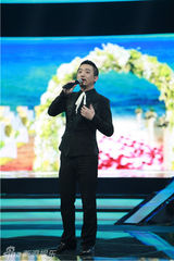 组图：《演说家》乐嘉拥吻清纯女大学生