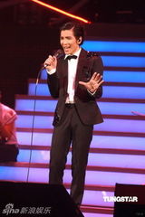 组图：萧敬腾唱《black or white》 向杰克逊致敬