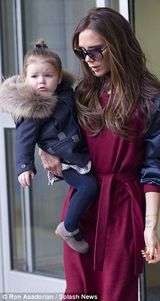 组图：贝嫂单手抱女秀巨钻 小七嘟嘴冲镜头卖萌