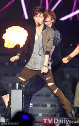 组图：2NE1SHINee精彩表演犹如club热辣气势