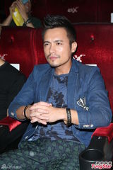 组图：范逸臣发新专辑 被泳装美女“左右夹击”