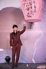 组图：林俊杰发布全新专辑 妈妈现身带藤条助阵