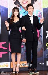 组图：李相烨等宣传新剧 洪秀贤超低胸秀事业线