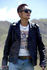 组图：型男张博川藏随拍 尽显本色性情