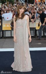 高清图：《特工绍特》伦敦首映 朱莉银装素裹秀妖娆