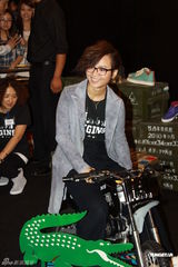 组图：周笔畅潮牌落户上海 否认开店比唱歌赚钱