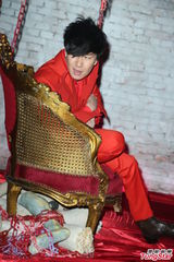 组图：林俊杰与阿信合拍MV 红色西服抢镜十足