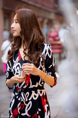 组图：张俪异国广场放鸽 享受阳光笑厣如花