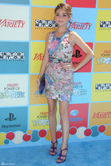 组图：萨拉-海蓝德花朵礼服亮相青春靓丽