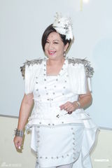 组图：罗嘉良亮相无线饮食节目晒爱的纹身