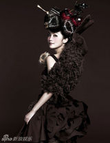 组图：阿Sa(蔡卓妍)穿巧克力兔子装 假发缠绕巨大头套