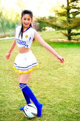 高清图：内地版杉菜颖儿 成首位清纯版足球宝贝