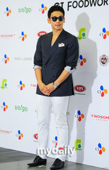 组图：宋承宪Rain出席活动 宋允儿申世京黑白配