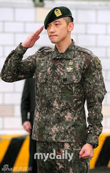 组图：韩星Rain正式退役 帅气行军礼湿眼眶