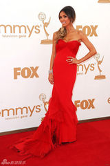 组图：艾美奖红毯 克里基娜-兰西克红裙送飞吻