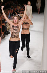 组图：裸女失控大闹巴黎秀场 遭保安袭乳拖走