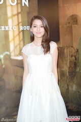 组图：吴千语周柏豪不理绯闻挽手走秀