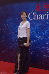 组图：胡静热心公益事业 优雅助阵芭莎慈善夜