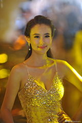 组图：车模兽兽性感透视黄金奶 自信爆乳微笑