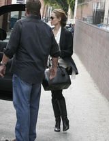 高清图：茱莉携龙凤胎子女逛街潮范儿十足