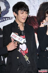 组图：汪东城当人体模特 模仿蒙娜丽莎惟妙惟肖