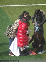 组图：孕妇杨幂获特殊照顾 助理蹲地换靴显大牌