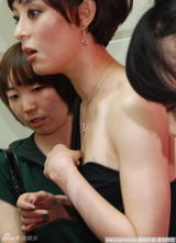 幻灯图：孙俪露黑裙露香肩代言 踩高跟鞋谨慎防摔倒