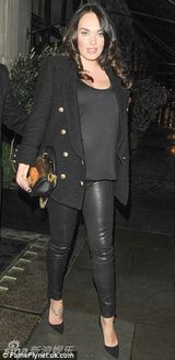 组图：F1总裁女儿孕相足 外出就餐丈夫深情搀扶