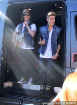 组图：比伯当街献唱谢歌迷 小天王自恋摸发