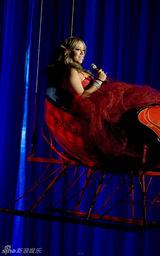 幻灯图：玛丽亚-凯莉跨年演唱会与老公秀恩爱