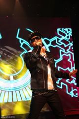组图：刘雨潼献唱装女郎梦想秀盛典 黑超遮面