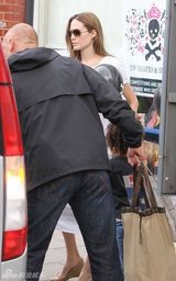 组图：36岁辣妈安吉丽娜-朱莉白裙现身咖啡馆