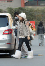 组图：孙红雷回京左牵女友右搂女伴三人行