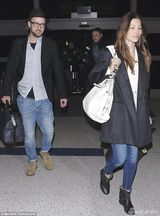 组图：大贾斯汀与爱妻狂亲 杰西卡含羞步履匆匆